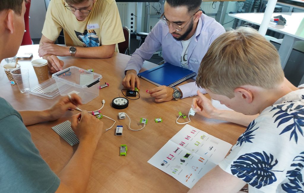Studenten maken prototypes van zorgtechnologie met little.bits